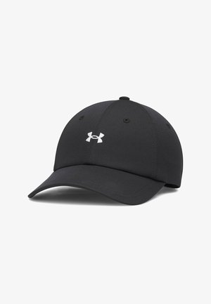 Čierna baseballová šiltovka so zakriveným šiltom a bielym logom Under Armour vycentrovaným na prednom paneli na bielom pozadí.