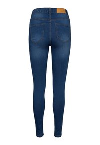 Jean skinny bleu foncé avec deux poches arrière et une étiquette de marque en cuir marron sur la ceinture, vu de dos.
