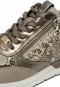 Baskets en cuir bronze métallique avec des accents en imprimé serpent texturé, dotées d'une fermeture éclair sur le côté et d'un laçage sombre.