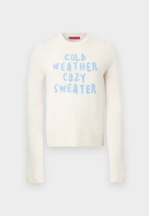 Pulover de culoare crem cu manșete și tiv riburate, având un text albastru: „PULOVER CONFORTABIL PENTRU VREMEA RECE.” Textură moale, design de gât rotund.