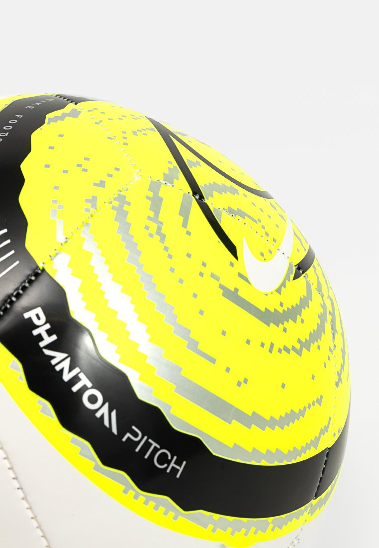 Żółta piłka nożna z heksagonalnym wzorem, czarnymi akcentami i oznaczeniem "PHANTOM PITCH". Gładka faktura, zaprojektowana dla optymalnej wydajności.