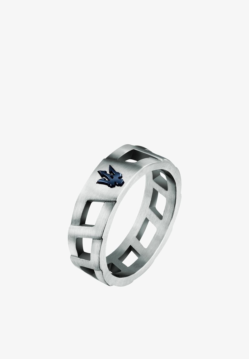 Silberfarbener Metallring mit durchbrochenen geometrischen Mustern und schwarzem Logo-Akzent. Die Oberfläche hat eine gebürstete Oberfläche.