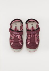 Scarpine per bambini, borgogna e rosa, con chiusure a strappo, sezioni a giorno e suola in gomma texturizzata. Etichetta della taglia 25 visibile all'interno.