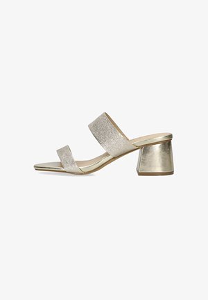 Sandalias de tacón doradas metálicas con dos bandas anchas y brillantes, punta cuadrada y tacón grueso. Superficie lisa y reflectante con plantilla acolchada.
