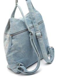 Ljusblå denimryggsäck med dubbla remmar, dragkedjor samt silverfärgade detaljer. Strukturerad tyg med en bleknad finish.