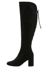 Stivale sopra il ginocchio in suede nero con tacco a blocco, caratterizzato da una parte superiore curva e dettagli con lacci lungo il lato esterno.