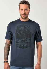 Námořnické bavlněné tričko s grafikou medvěda a textem "Glacier Bay Alaska od roku 1880". Krátké rukávy a design s kulatým výstřihem.