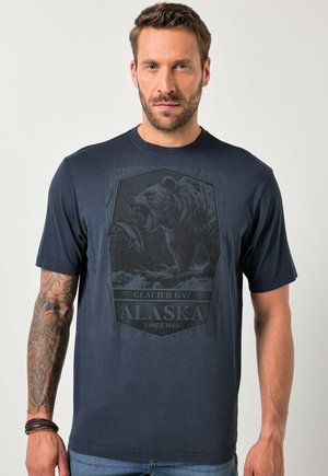 Námořnické bavlněné tričko s grafikou medvěda a textem "Glacier Bay Alaska od roku 1880". Krátké rukávy a design s kulatým výstřihem.
