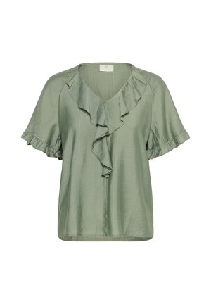 Salbeigrüne Bluse mit kurzen Ärmeln, Rüschensaum am V-Ausschnitt und passender Rüschverzierung an den Ärmelsäumen.