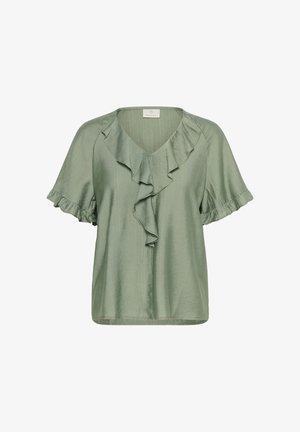 Salbeigrüne Bluse mit kurzen Ärmeln, Rüschensaum am V-Ausschnitt und passender Rüschverzierung an den Ärmelsäumen.