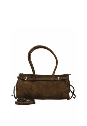 Braune Wildleder-Handtasche mit zwei Griffen, seitlichen Schnallenriemen und einem abnehmbaren Schultergurt, vor weißem Hintergrund platziert.