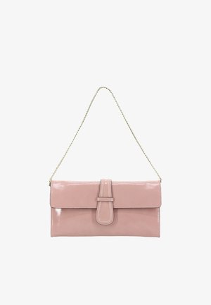 Glänzende, blassrosa rechteckige Clutch mit Klappe und Riemendetail, die an einem dünnen silbernen Kettenhenkel hängt.