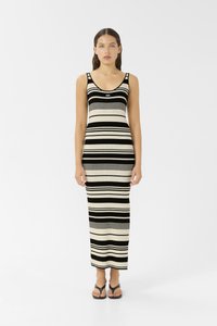 Robe maxi en tricot rayée en noir et beige avec un décolleté rond et de larges bretelles. Présente des rayures horizontales et une silhouette ajustée.