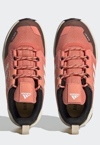 adidas Terrex TERREX TRAILMAKER RAIN.RDY HIKING - Zapatillas de senderismo - white coral gold coloured