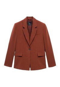 Blazer de color óxido con solapas muesca, cierre de un botón, dos bolsillos frontales y una textura suave. Sin patrones ni acentos visibles.