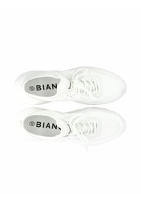 Leichte weiße Sneakers mit einem Mesh-Obermaterial, runder Toe-Box und flachen Schnürsenkeln. Verfügt über das „BIANCO“-Branding auf den Innensohlen und seitlichen Akzenten zur Belüftung.