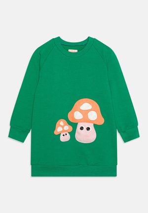 Grøn langærmet børnesweatshirt med to orange og pink tegnesvampe med hvide pletter og sorte øjne på fronten.