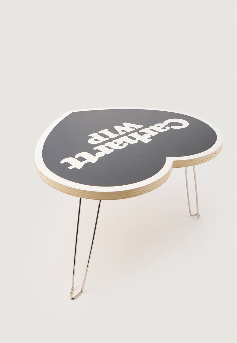 Hartvormige tafel met een zwart tafelblad met witte tekst, houten randen en slanke metalen poten. Strak ontwerp en minimalistische esthetiek.