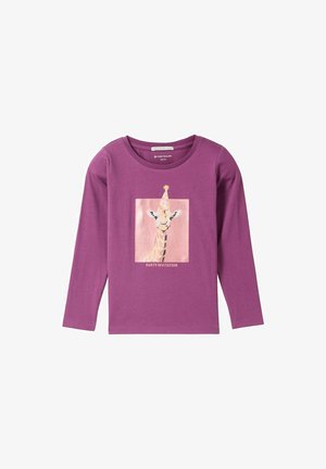 Fioletowa koszula bawełniana z długim rękawem, przedstawiająca grafikę żyrafy w czapce imprezowej, z napisem "ZAPROSZENIE NA IMPREZĘ" pod obrazkiem.