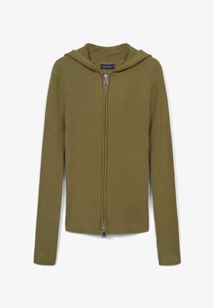 Olivgrüner, gerippter Zip-Hoodie mit langen Ärmeln, taillierter Form und einer gemütlichen Kapuze, ausgestattet mit einem metallischen Reißverschluss.