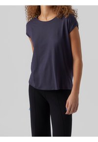 Camiseta de manga corta de color azul marino, hecha de una tela suave con un corte relajado. Presenta un cuello redondo y mangas ligeramente enrolladas.