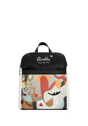 Zaino bianco e nero con design astratto di volto in rosso, marrone, blu e arancione, con marchio "Anekke" e ciondolo tondo per la zip.