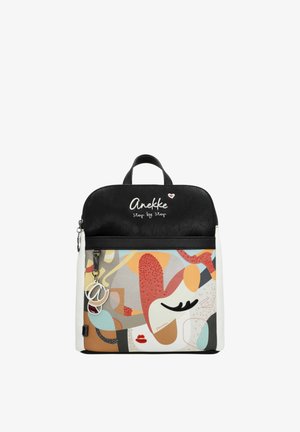 Zaino bianco e nero con design astratto di volto in rosso, marrone, blu e arancione, con marchio "Anekke" e ciondolo tondo per la zip.