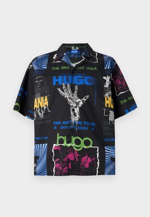 Kratka majica s kratkimi rokavi, ki je izdelana iz črne tkanine in vsebuje kombinacijo grafičnih tiskov v modri, zeleni, roza in beli barvi, ki prikazujejo različna besedila in vzorce.