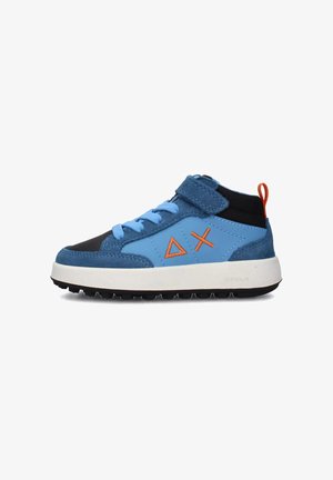 Sneaker blu a metà altezza con accenti neri e arancioni, realizzato in pelle e camoscio, dotato di un design con lacci e fascia adesiva.