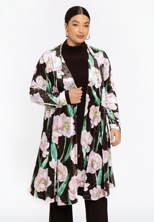 Lang jasje van zwart fluweel met bloemenpatroon, featuring roze bloemen en groene bladeren. Open voorkant met lange mouwen en een gladde textuur.