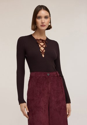 CON LACCI  - Pullover - marrone