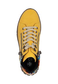 Basket jaune en cuir avec des lacets beiges, des zips latéraux et une doublure en tissu multicolore autour du col, vue du dessus.
