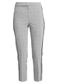 Pantalons noir et blanc à carreaux avec une coupe slim, dotés de rayures latérales et d'une texture de tissu lisse ; conception tailleur à longueur de cheville.