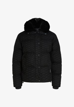 Chaqueta acolchada negra con un patrón texturizado, capucha de piel sintética, botones a presión y puños elásticos. Cuenta con bolsillos laterales y un detalle de cremallera en el dobladillo.