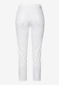 Vue de dos d’un pantalon blanc slim avec deux poches arrière et des passants de ceinture sur fond uni.