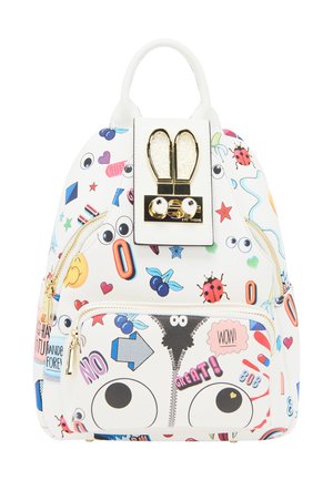 Zaino bianco con occhi da cartone animato colorati, coccinelle, cuori, stelle e testo giocoso come "NO", "OTTIMO" e "WOW" con una chiusura a forma di coniglio dorato.