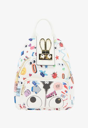 Zaino bianco con occhi da cartone animato colorati, coccinelle, cuori, stelle e testo giocoso come "NO", "OTTIMO" e "WOW" con una chiusura a forma di coniglio dorato.