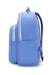 Blå ryggsäck med två dragkedjefack, sidoficka, topphandtag och vadderade axelremmar, visad från sidan mot vit bakgrund.