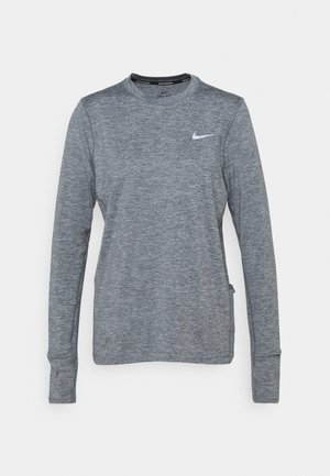 Grå Nike løbetrøje med lange ærmer, rund hals og hvid Nike swoosh-logo på brystet.
