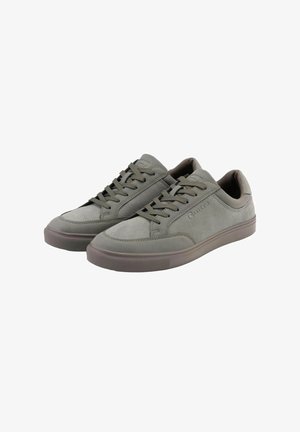 Hellgraue Sneaker mit einem glatten Veloursleder-Obermaterial, abgerundeter Zehenpartie und strukturierter Gummisohle. Mit flachen Schnürsenkeln und minimaler Markenkennzeichnung an der Seite.