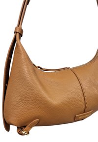 Borsa a spalla in pelle marrone con una superficie morbida, forma curva, chiusura con zip e etichetta esterna del marchio che riporta il nome "Coccinelle."