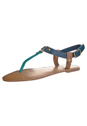 Flad sandal med tanfarvet sål, turkis tårem og marineblå ankelstropper med guldspænder og knapdetaljer.