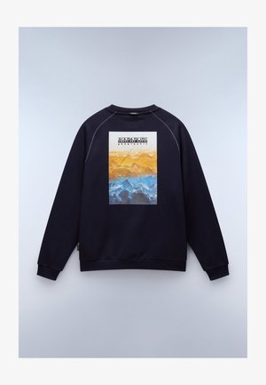 Tummansininen collegepaita, jossa on edessä grafiikka oransseissa ja sinisissä sävyissä esittäen vuoria, ja teksti "Napapijri Geographic". Ribattu kaula-aukko ja hihansuut.