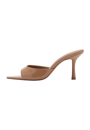 Mule beige con punta aperta, tacco alto sottile e finitura lucida su sfondo bianco.