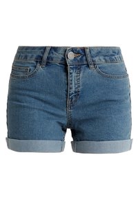 Pantalones cortos de mezclilla con un lavado azul claro, cierre frontal con botón y dobladillos enrollados. Cuenta con dos bolsillos laterales y un ligero desgaste para dar textura.