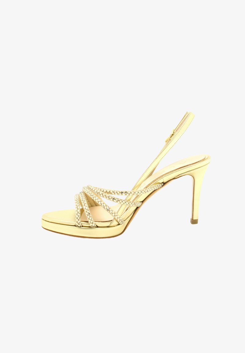 Escarpin slingback jaune avec des brides tressées et une plateforme lisse. Présente un fin talon aiguille et une bride réglable à la cheville.