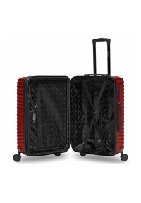 Maleta rígida roja con cuatro ruedas, asa extensible, abierta para mostrar el interior negro con un bolsillo de malla con cremallera y correas elásticas en forma de cruz.
