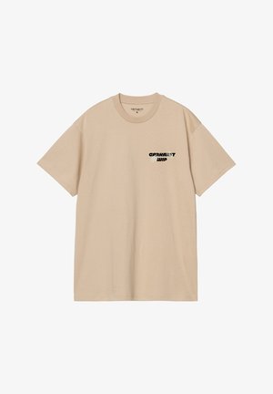 Beige bomuld t-shirt med korte ærmer og rund halsudskæring. Har et lille sort grafisk print på venstre bryst.