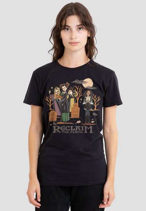 Schwarzes T-Shirt mit einem grafischen Design, das vier Charaktere, Bäume und den Text "RECLAIM THE FLAME" in fetter, grauer Schrift zeigt.