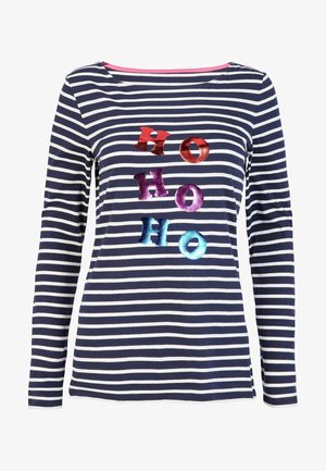 Marineblauw gestreept shirt met lange mouwen, met de tekst "HO HO HO" in kleurrijke, gestructureerde letters. Voorzien van een roze halslijn. Zachte katoenen stof.